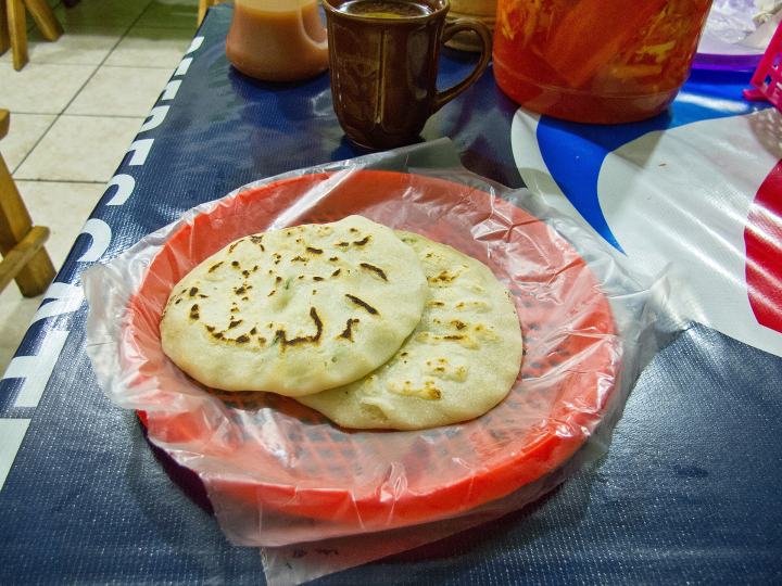 Pupusa de queso con loroco